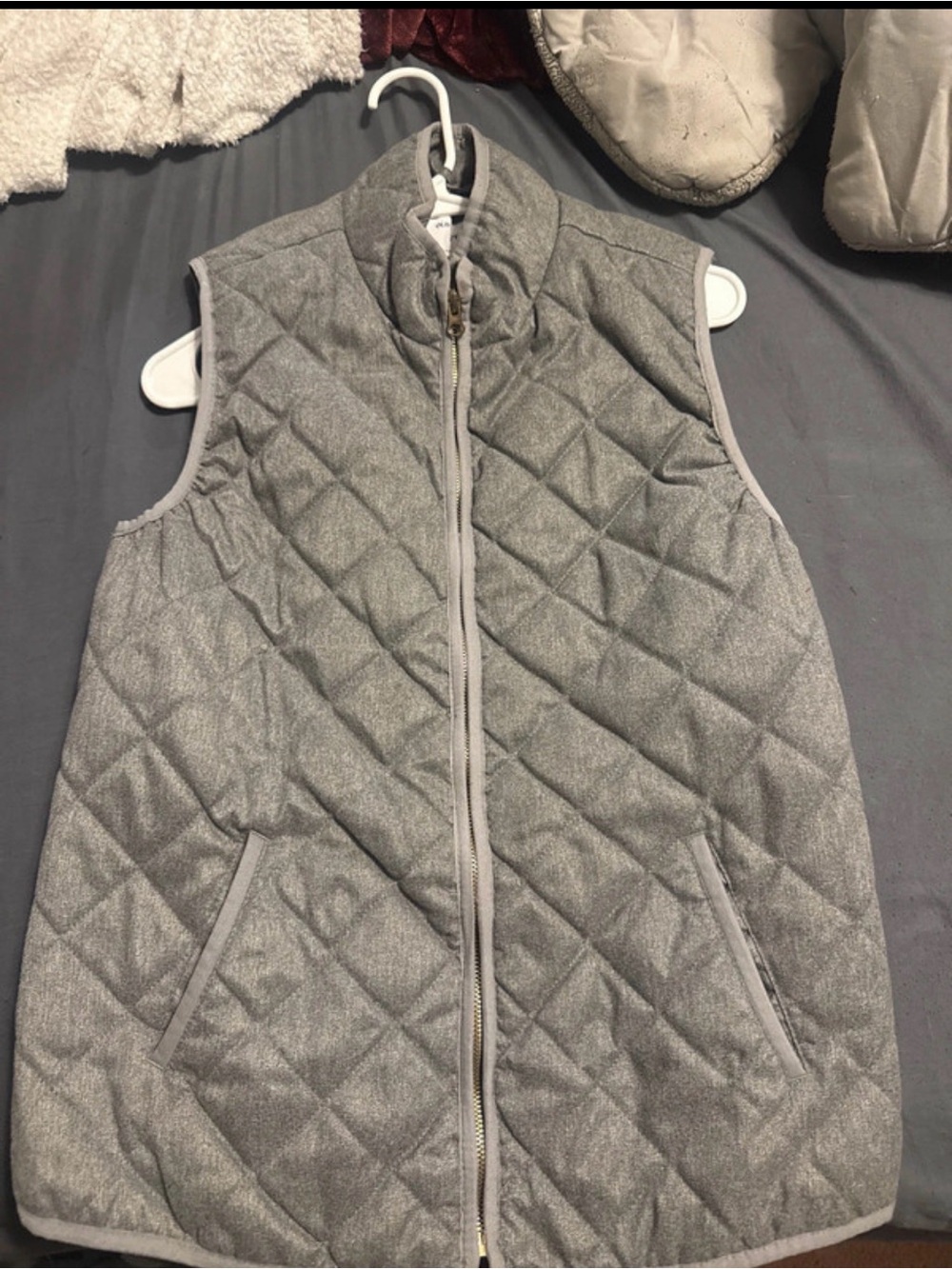 Old Navy Quilted Sleeveless Vest in Light Gray